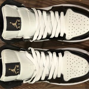 Patent leather black & gold Jordan 1 - Mens 8